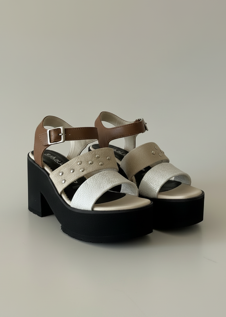 Sandalia Femenina Con Plataforma Con Tachas Y Hebilla